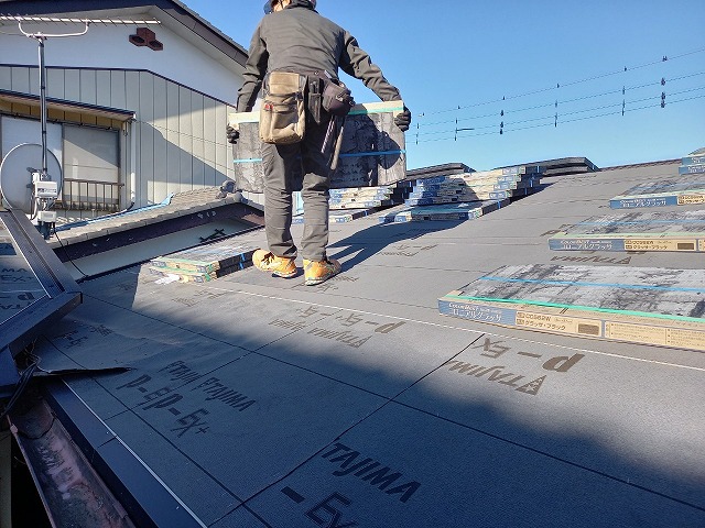 コロニアルを屋根のに上げていきます